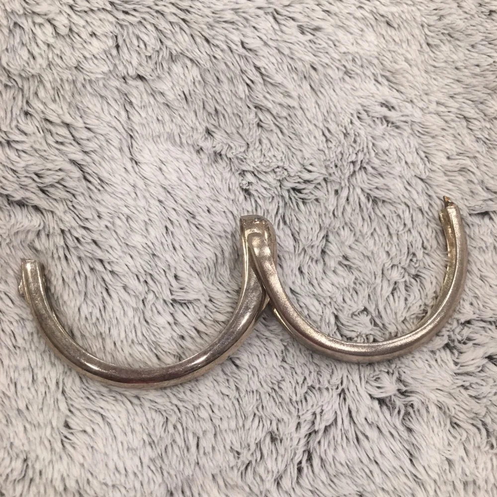 Silver tone bangle